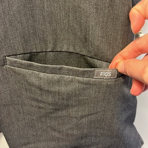 Figs men’s graphite v neck 2 pocket scrub top size XXL - Picture 7 of 8